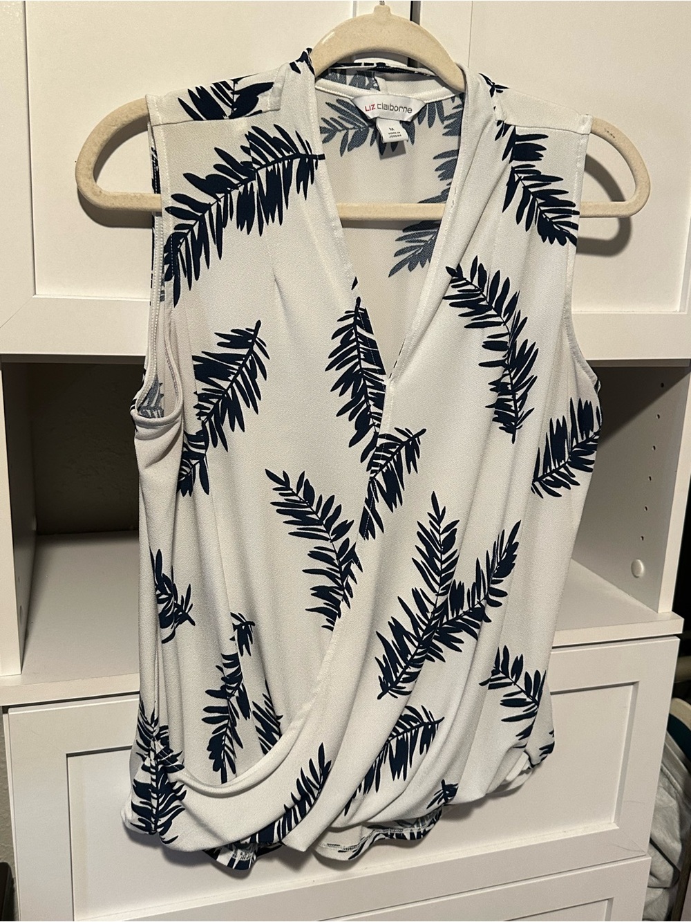 Liz Claiborne Sleeveless Surplice Faux Wrap Blouse White Navy Palm Print Medium